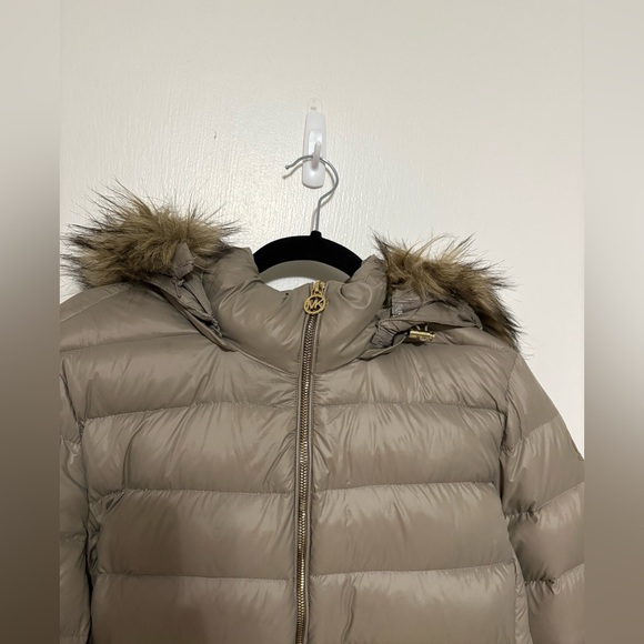 Michael Kors hooded packable down puffer coat with a faux fur trim. - Picture 3 of 11